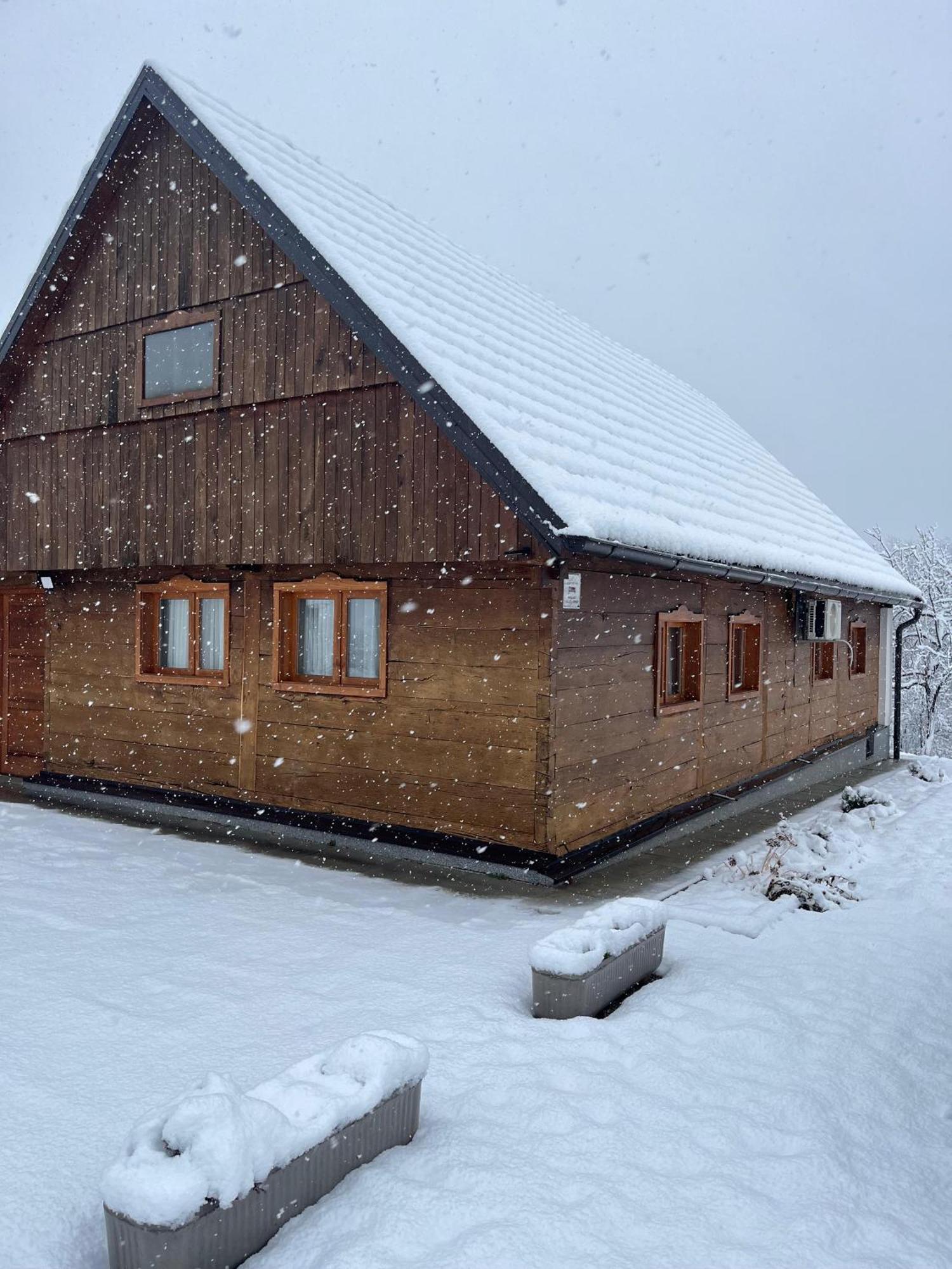 Hostal Ruralna Kuca Za Odmor Kablarovo Brdo Krnjak Exterior foto